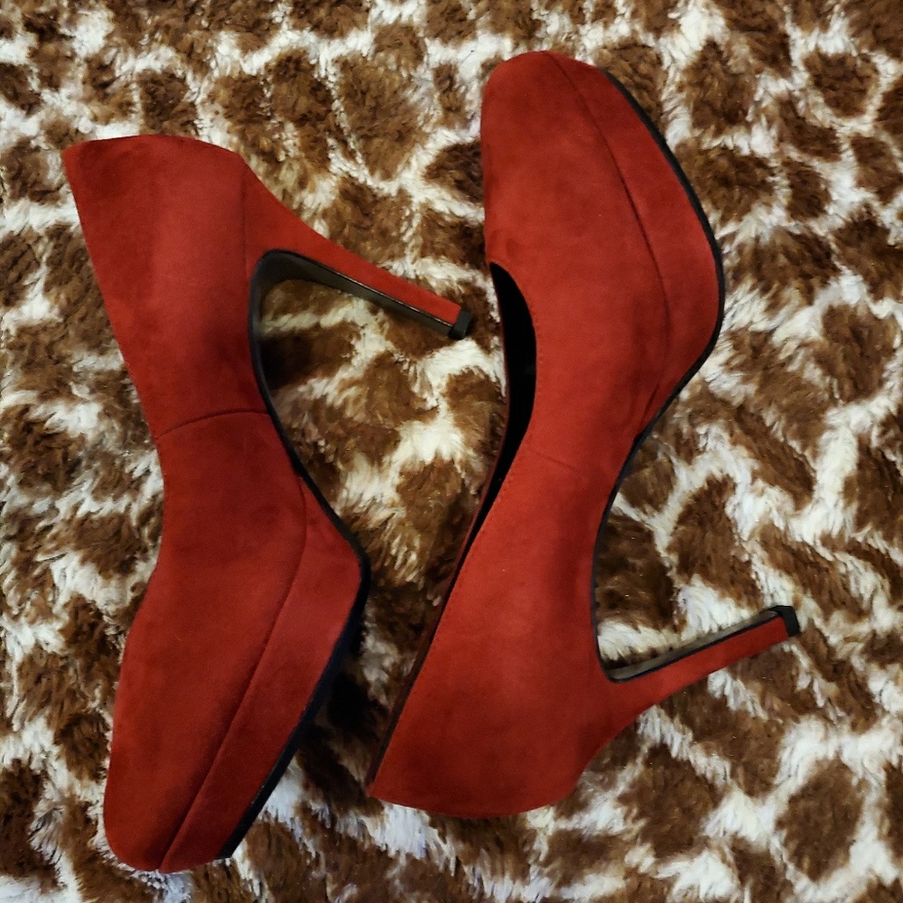 Like new Paul Green red pumps size 8